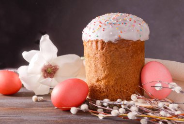 Söğüt dallı paskalya pastası ve 3 kırmızı yumurta, manolya çiçeği.,  