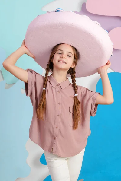 Retrato Niña Blanca Años Con Una Camisa Rosa Sobre Fondo — Foto de Stock