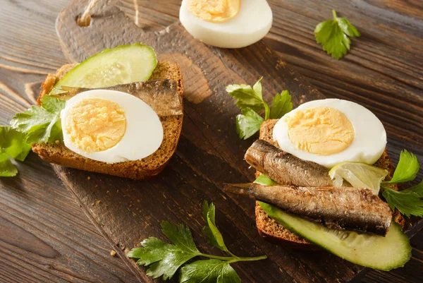 Broodjes Met Roggebrood Sprot Verse Komkommer Gekookte Eieren Bovenaanzicht — Stockfoto