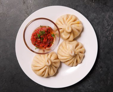 Khinkali domates soslu, arka plan manzaralı, hamur tatlısı.