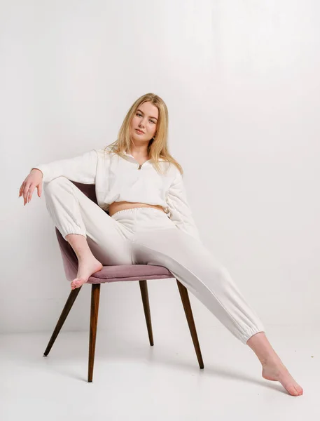 Jeune Femme Blonde Blanche Vêtements Blancs Assis Sur Une Chaise — Photo