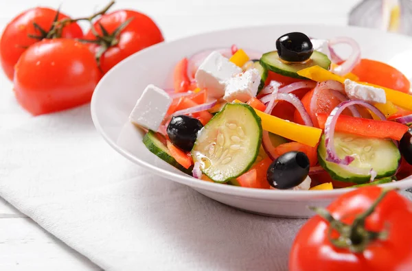 Řecký Zeleninový Salát Feta Rajčaty Okurka Olivami Bílém Talíři — Stock fotografie