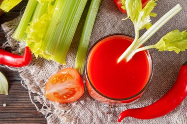 1 bardak domates suyu, bir tutam kereviz, taze kırmızı domates, biber, baharatlar.