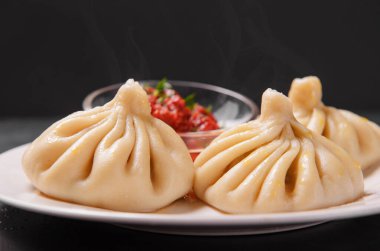 Khinkali domates soslu koyu arkaplan, hamur tatlısı.