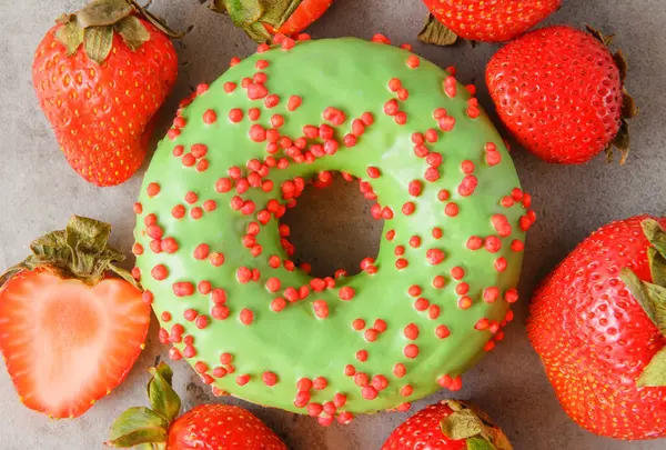 Green Donut Red Strawberries Gray Background — Stock Photo, Image