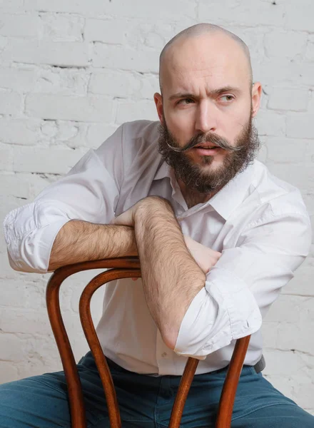 Retrato Homem Branco Careca Com Uma Barba Uma Camisa Branca — Fotografia de Stock