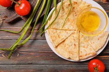 Kafkas tortilla peynirli, tereyağlı, soğanlı ve domatesli.