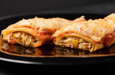 Siyah arkaplan görünümlü enchilada