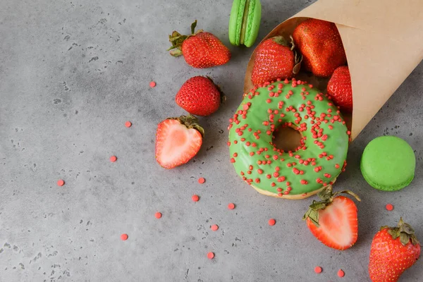 Grüne Makronen Donut Frische Rote Erdbeeren Papiertüte Auf Grauem Hintergrund — Stockfoto