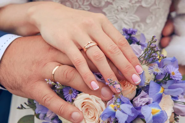 Mãos Recém Casado Com Anéis Casamento Ouro Fundo Buquê Íris — Fotografia de Stock