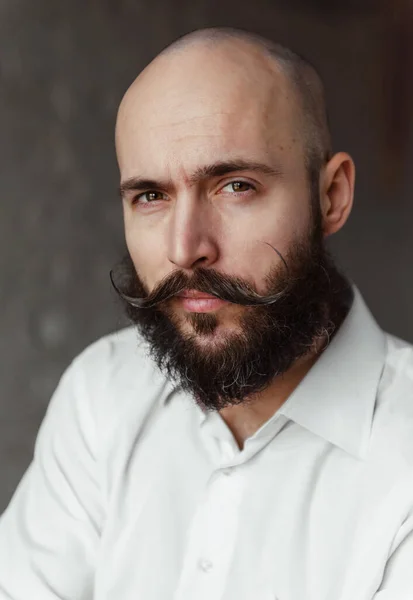 Retrato Homem Branco Careca Com Uma Barba Bigode Uma Camisa — Fotografia de Stock