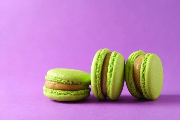 Green Macaroons Purple Background Sweets — Stock Photo, Image