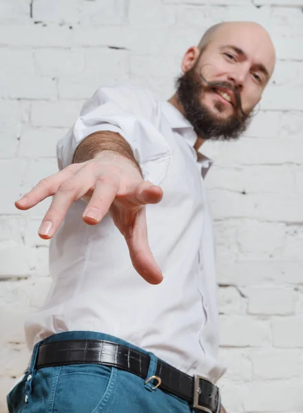 White Man White Shirt Shows His Hand — Stock Photo, Image