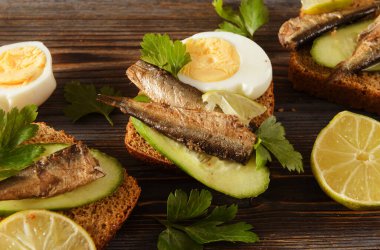  Çavdar ekmekli sandviçler, lahanalar, taze salatalık, haşlanmış yumurta ve maydanoz, limon. ,