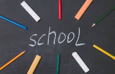  Kara tahta, tebeşir, renkli kalemler, kalemler, üst görünüm üzerindeki yazı okulu.