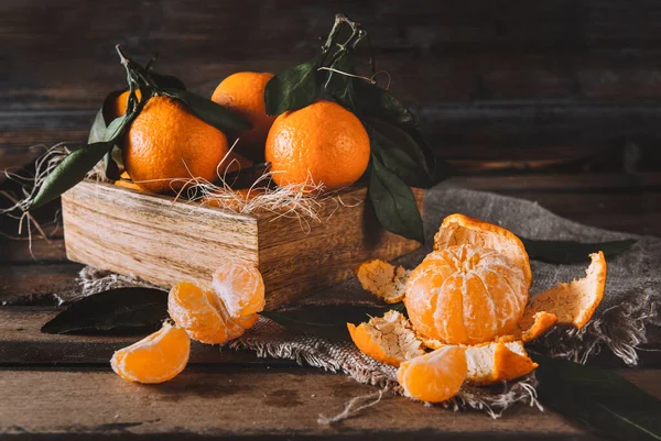 Peeled Tangerine Whole Tangerines Box Brown Wooden Background — Stock Photo, Image