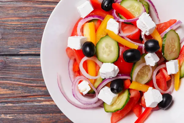 Řecký Rustikální Salát Rajčaty Okurkami Olivami Pepřem Měkkým Sýrem Feta — Stock fotografie