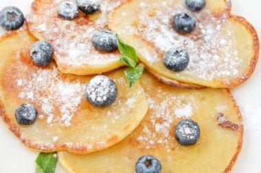 Yaban mersinli gözleme, pudra şekeri ve nane şekeri yakın plan.