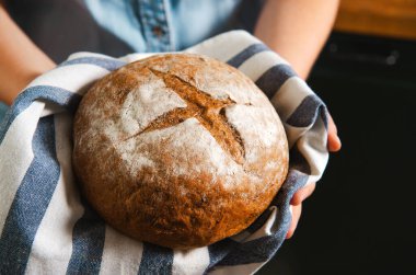 Ellerinde havluyla çavdar ekmeği.