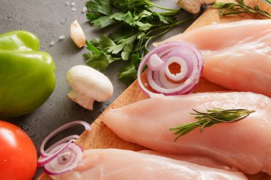 Maydanozlu çiğ tavuk filetosu, domates, doğranmış soğan, tuz, maydanoz, mantar, biber., 