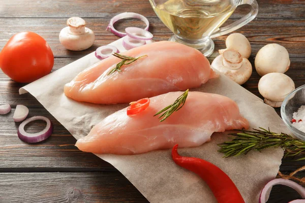 Makarna, spagetti, mantar, biber, zeytinyağı, domates, soğanlı çiğ tavuk filetosu.