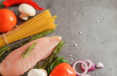 Biberiye, makarna, spagetti, domates, soğan ve mantarlı çiğ tavuk filetosu.