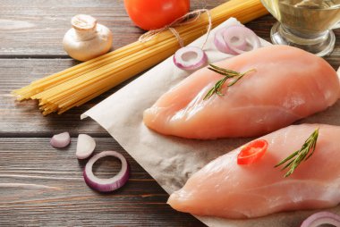 Makarna, spagetti, zeytinyağı, mantar, biber, domates, soğanlı çiğ tavuk filetosu., 