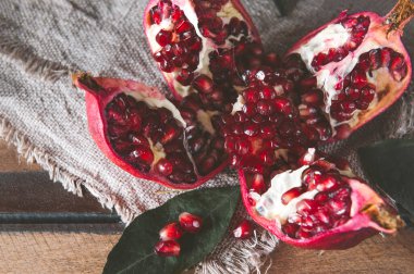 Koyu arkaplan görünümlü peçetede olgun kırmızı nar.