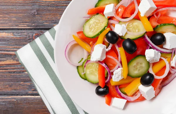 Griekse Rustieke Salade Met Tomaten Komkommers Olijven Peper Zachte Feta — Stockfoto