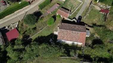 Geleneksel bir köyden geriye doğru uçan hava aracı görüntüsü çevredeki manzarayı gözler önüne seriyor