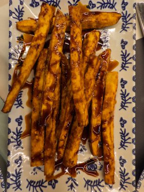 Lezzetli kızarmış patates çubukları tatlı jöleli, aperatif ya da atıştırmalık olarak servis ediliyor.