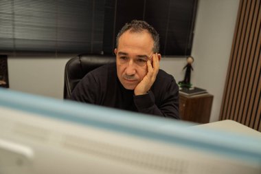 Stresli iş adamı ofiste çalışırken bitap düştü