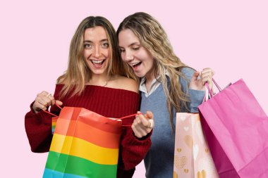 İki neşeli arkadaş heyecan içinde yeni bir alışveriş yapıyor.