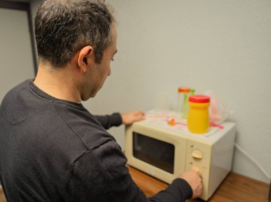 İnsan her gün mikrodalga fırın kullanır.