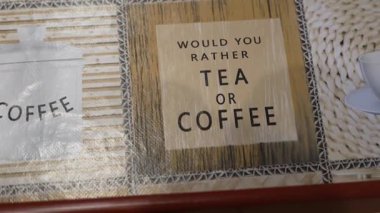 Bir çaydanlık, fincanlar, şeker kasesi ve tahta tepside süt sürahisi ile kahvaltı servisi