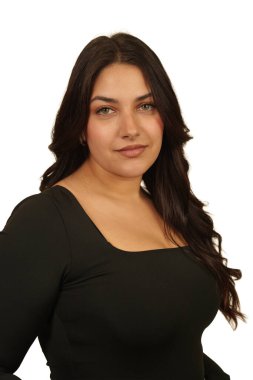 Siyah bluzlu, uzun siyah saçlı, yeşil gözlü genç bir kadın.