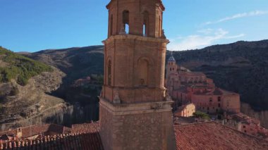 İHA, İspanya 'nın tarihi ortaçağ şehri Albarracn' ın çan kulesinde daireler çiziyor.