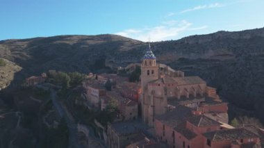 Gökyüzü perspektifi, aragon, İspanya 'daki ortaçağ Albarakası ve katedralini gözler önüne seriyor