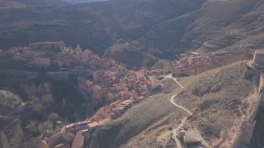 Nefes kesen hava görüntüleri İspanya 'daki tarihi ortaçağ Alkışları köyünü gözler önüne seriyor.