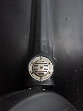 Klasik bir scooter metal ön vücut kalkanı kornası ve ön çamurluğun bir bölümü.