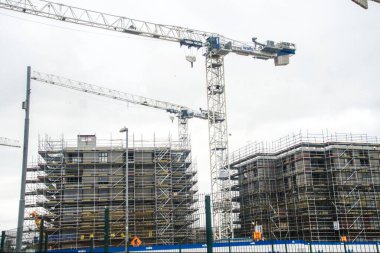 Vinçli ve binalı bir inşaat alanı.