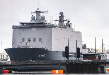 Dublin İrlanda 19 Ekim 2025 HNLMS Johan de Witt donanma gemisi Dublin limanında.