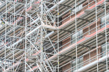 İskeleli bir inşaat alanı.