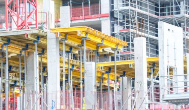 İskeleli bir inşaat alanı.