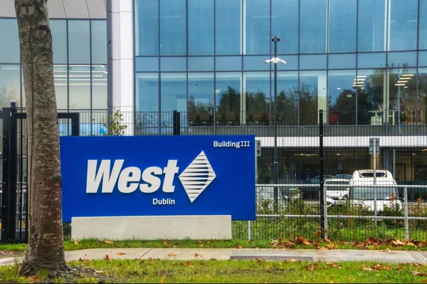 Dublin İrlanda. 26 Ekim 2025. Batı İlaç Şirketi binasının fotoğrafı.