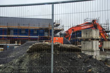 Hitachi kazıcısına ait bir şantiye.