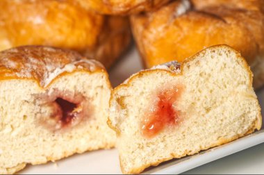 Reçelli çöreğin fotoğrafını çek.