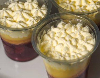 Plastik kaselerde lezzetli bir tatlı.