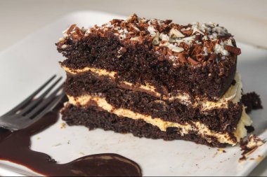 Biraz çikolatalı pasta yakın.