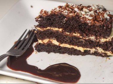 Biraz çikolatalı pasta yakın.